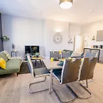 Luxury Spacious 2-Bed & High Ceiling