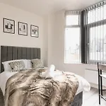 Cosy Cardiff Apartments - Garden Lounge