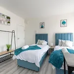 Cosy Cardiff Apartments - Garden Lounge