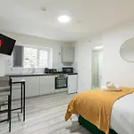 Cosy Cardiff Apartments - Garden Lounge