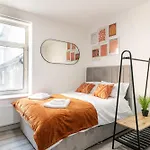 Cosy Cardiff Apartments - Garden Lounge