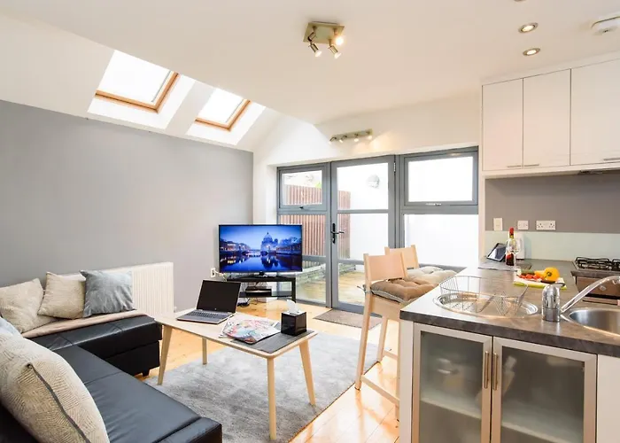 City Retreat, 2 Bed House With Cloudstream Hot Tub