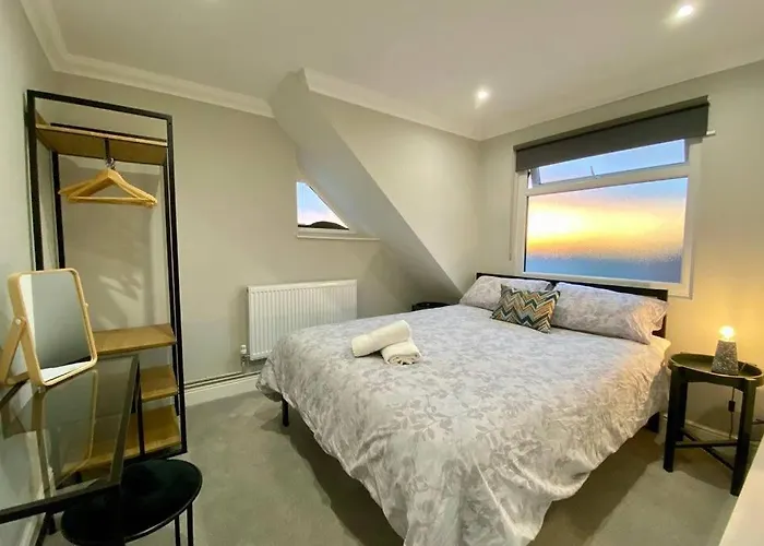 Stylish Two Bedroom Apartment Near Victoria Park