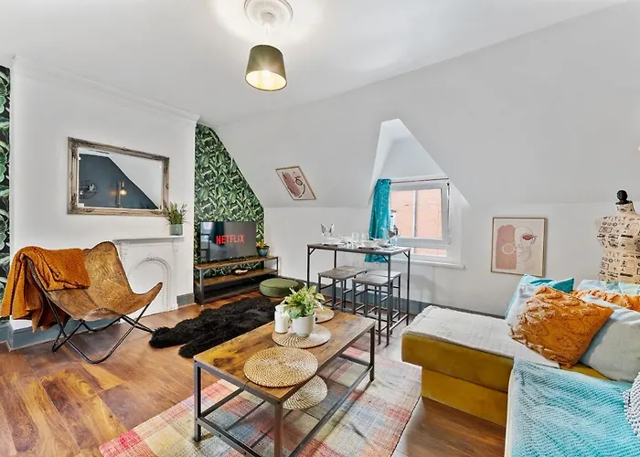 Spacious Serenity- Stylish 6-Person Flat