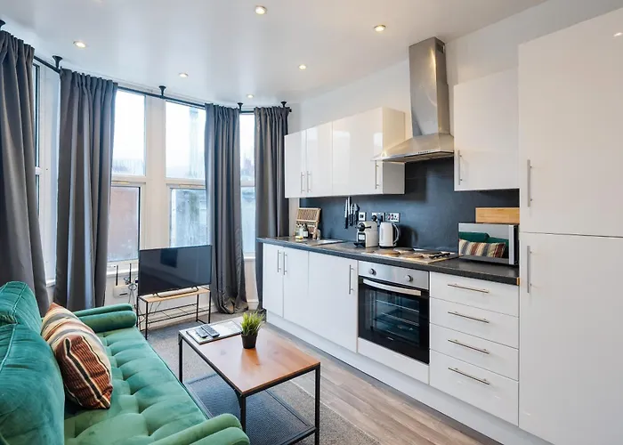 2 Bedroom Apartment Near City Centre, Uni & Parks!