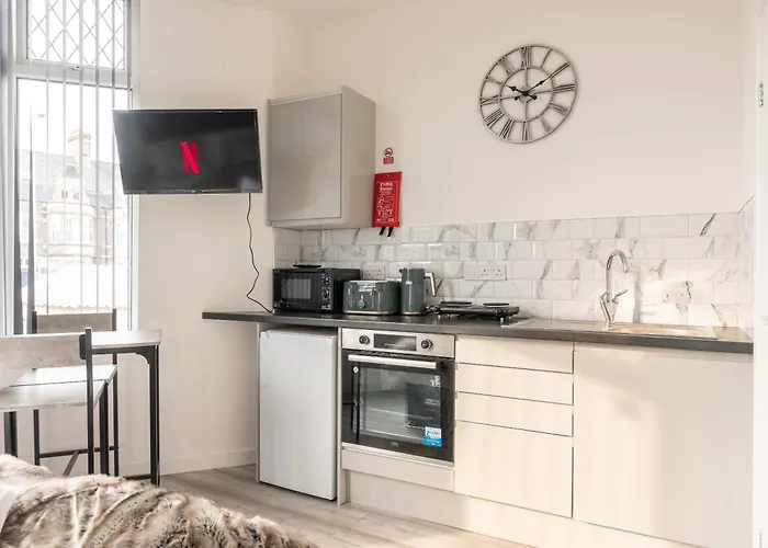 Cosy Cardiff Apartments - Garden Lounge