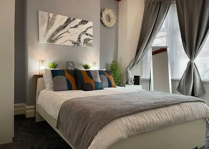 Spacious 5 Bedroom House - 2 Bath - City Centre - Free Parking