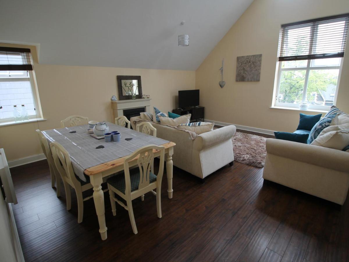 Holiday Homes Ashgrove Court Penthouses Apartment