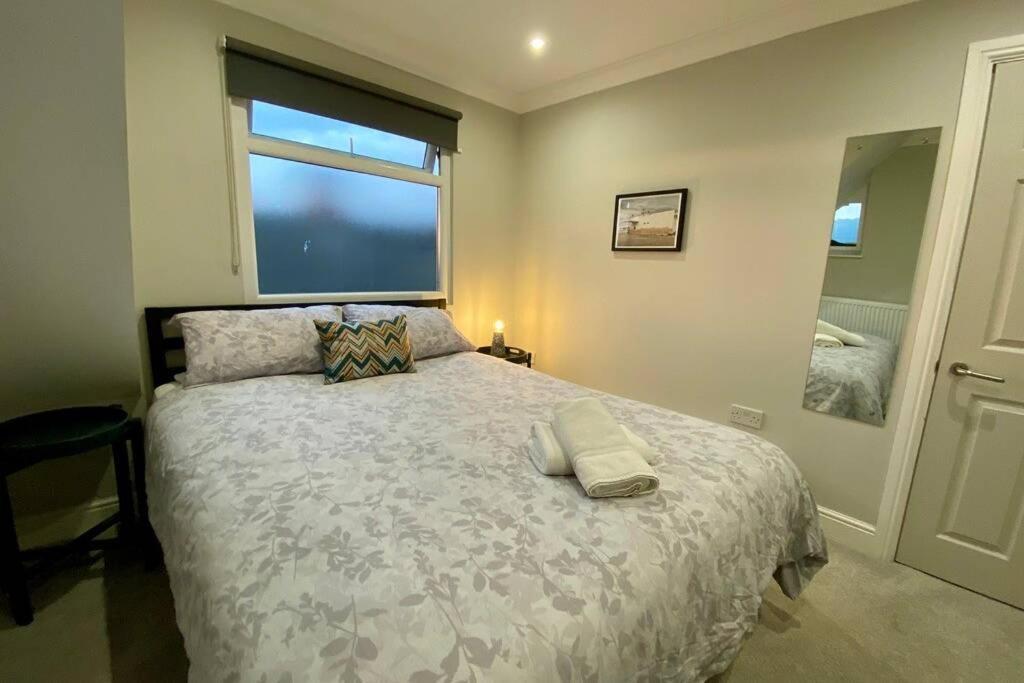 Apartment Stylish Two Bedroom Near Victoria Park Cardiff
