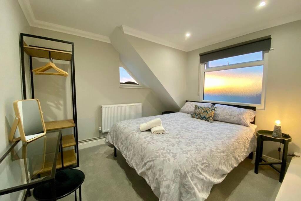 Stylish Two Bedroom Near Victoria Park Apartment