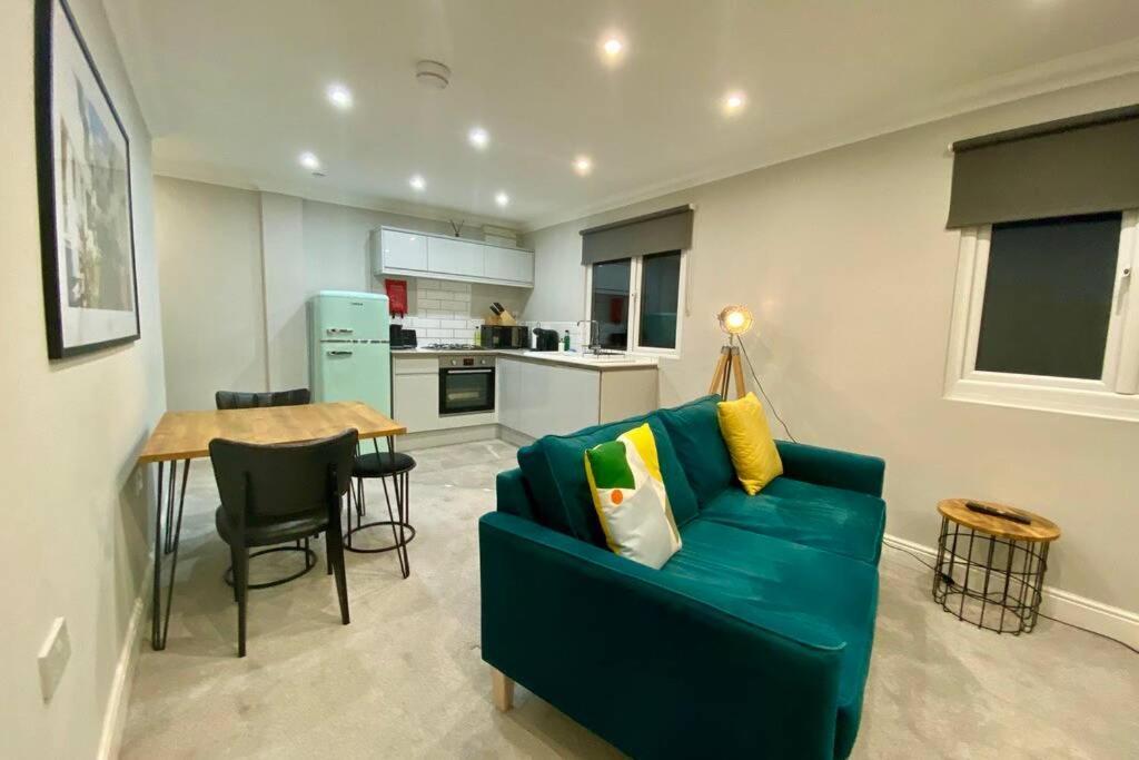 Stylish Two Bedroom Near Victoria Park *