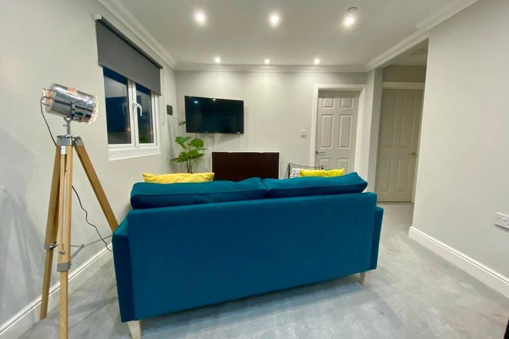 Stylish Two Bedroom Near Victoria Park Apartment *