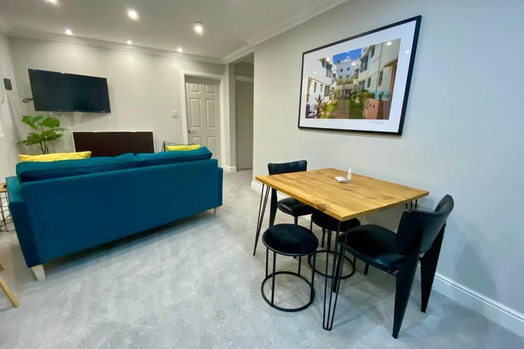 Stylish Two Bedroom Near Victoria Park *