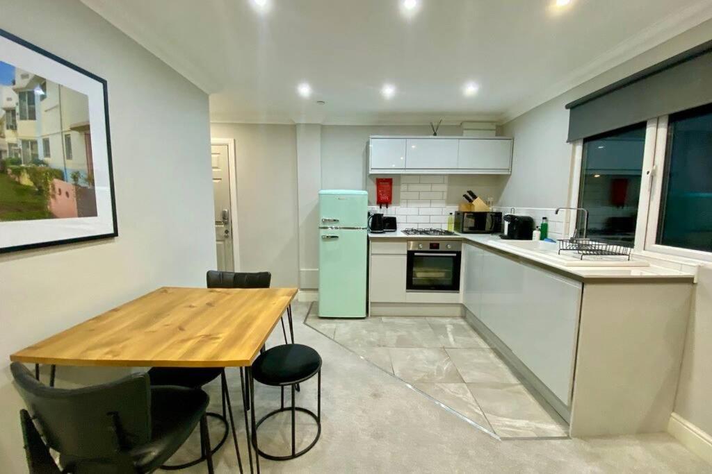 Stylish Two Bedroom Near Victoria Park Cardiff
