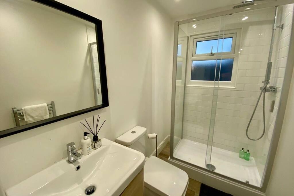 Stylish Two Bedroom Near Victoria Park Apartment *