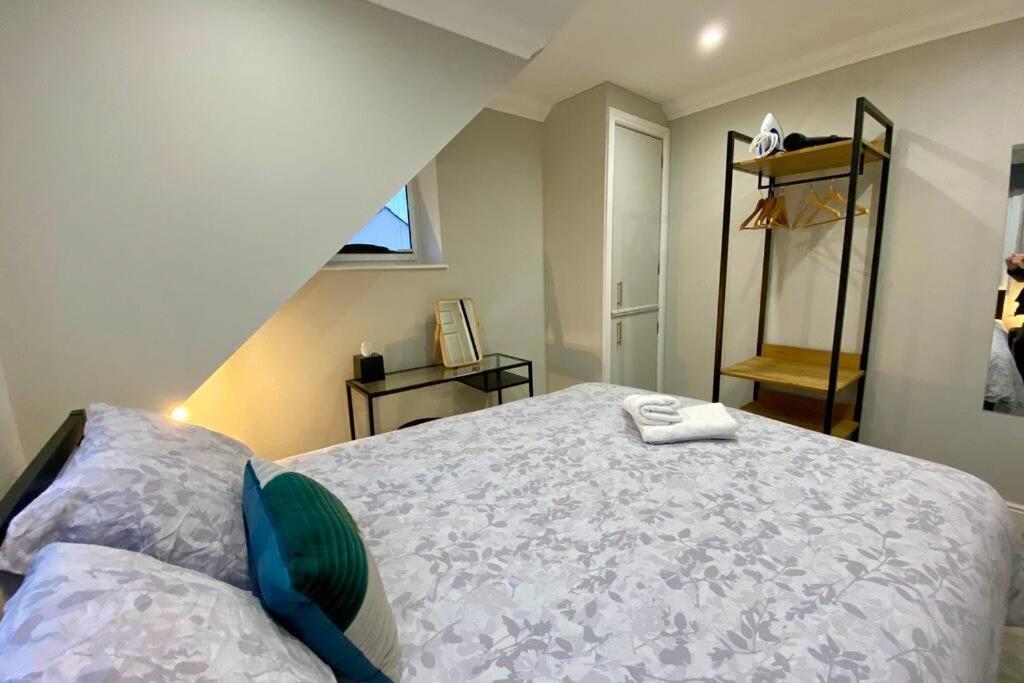 Stylish Two Bedroom Near Victoria Park Apartment *