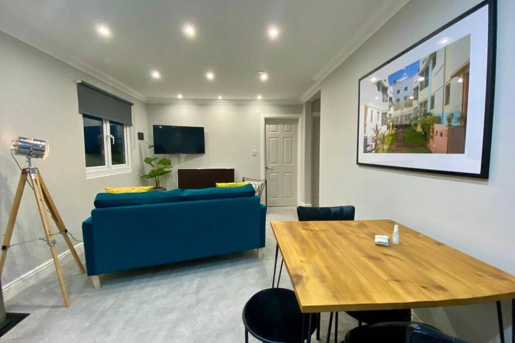 Apartment Stylish Two Bedroom Near Victoria Park