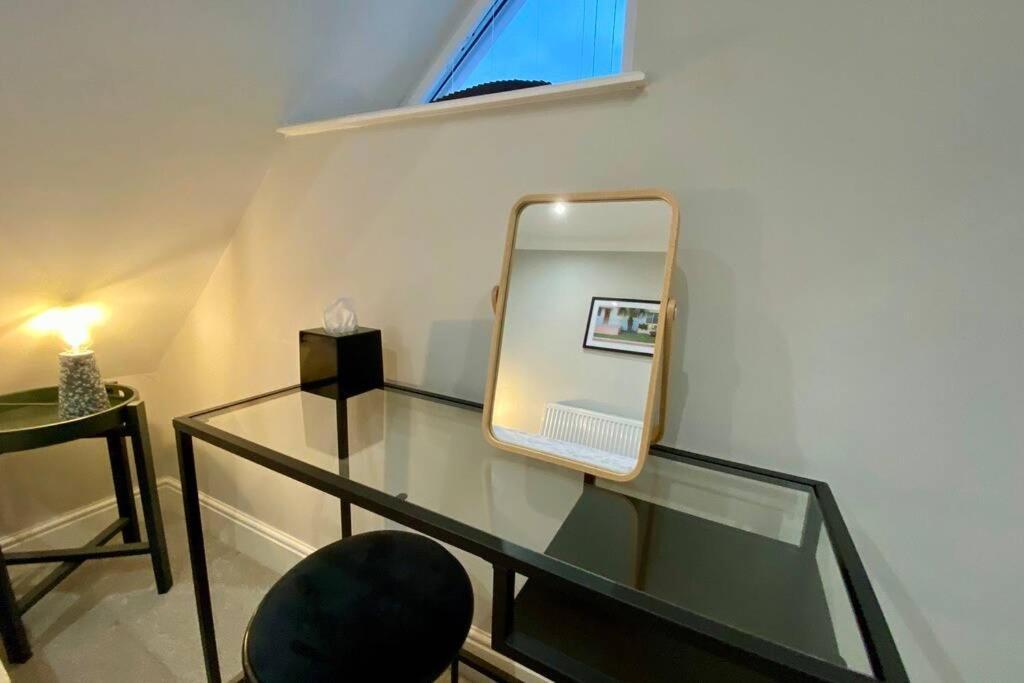 Stylish Two Bedroom Near Victoria Park Apartment