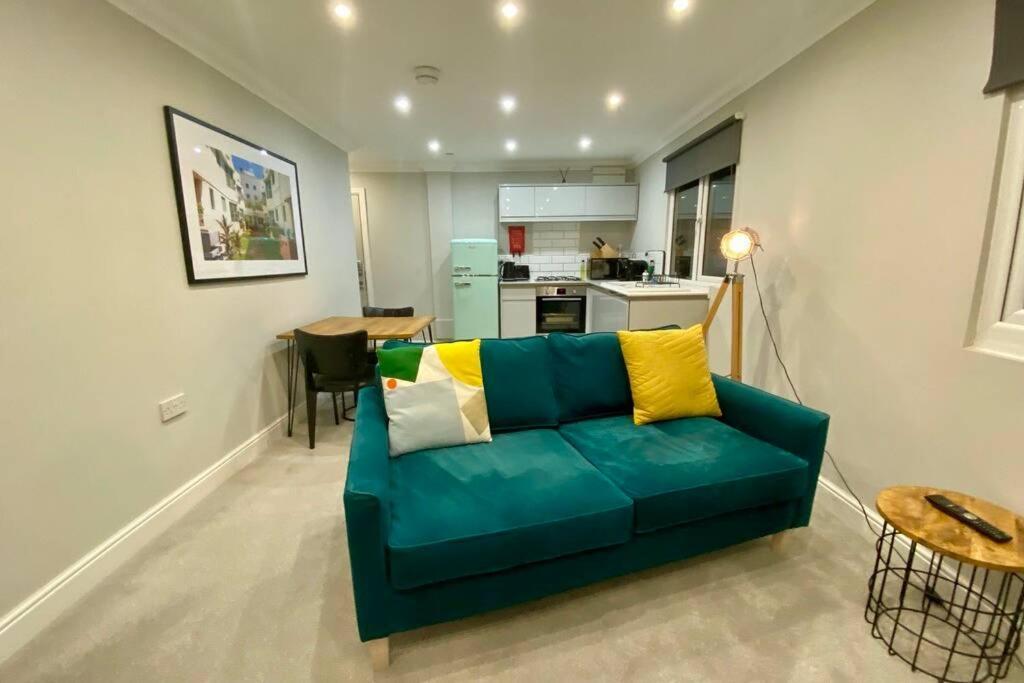 Stylish Two Bedroom Near Victoria Park Cardiff