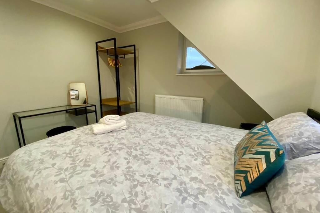 Stylish Two Bedroom Near Victoria Park Apartment *