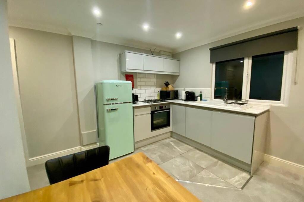 Stylish Two Bedroom Near Victoria Park * Cardiff