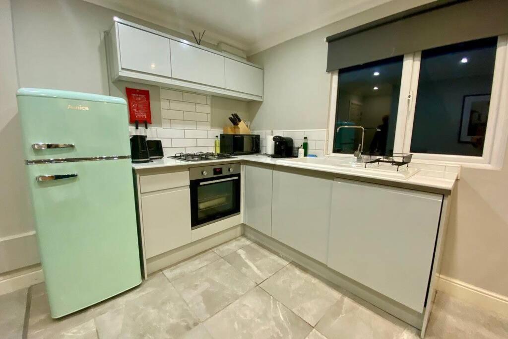 Apartment Stylish Two Bedroom Near Victoria Park Cardiff