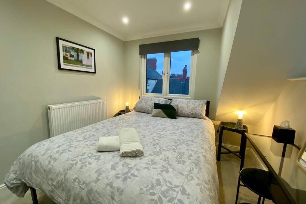 Stylish Two Bedroom Near Victoria Park *