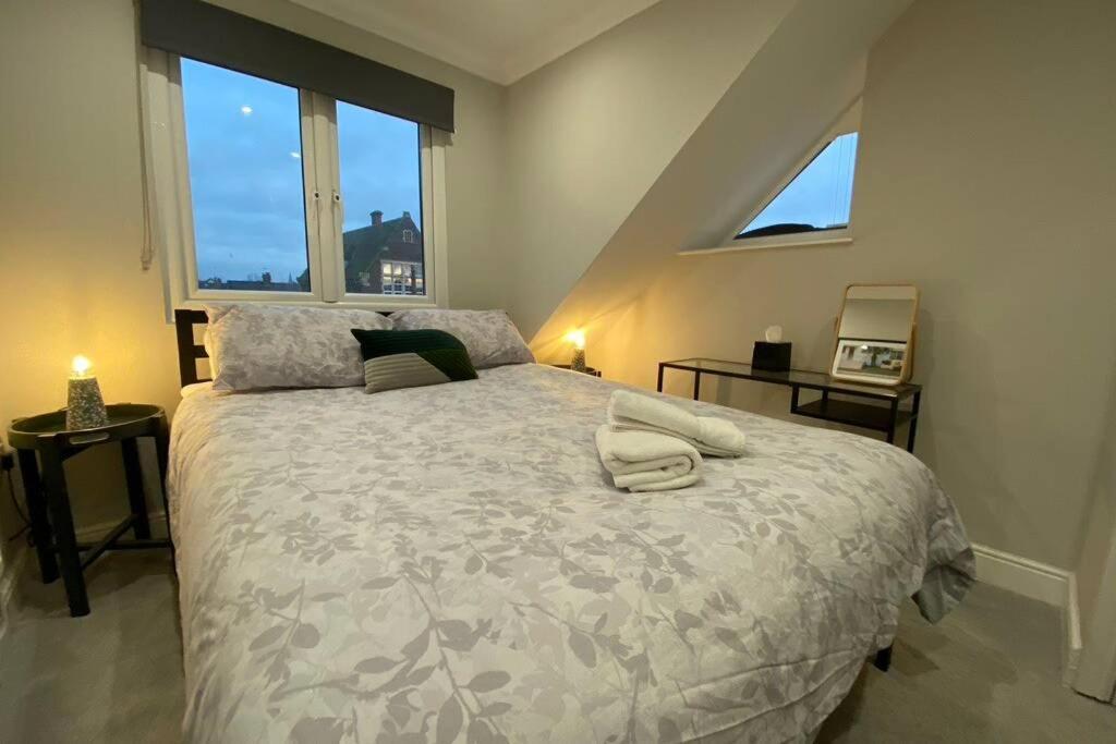 Stylish Two Bedroom Near Victoria Park * Cardiff