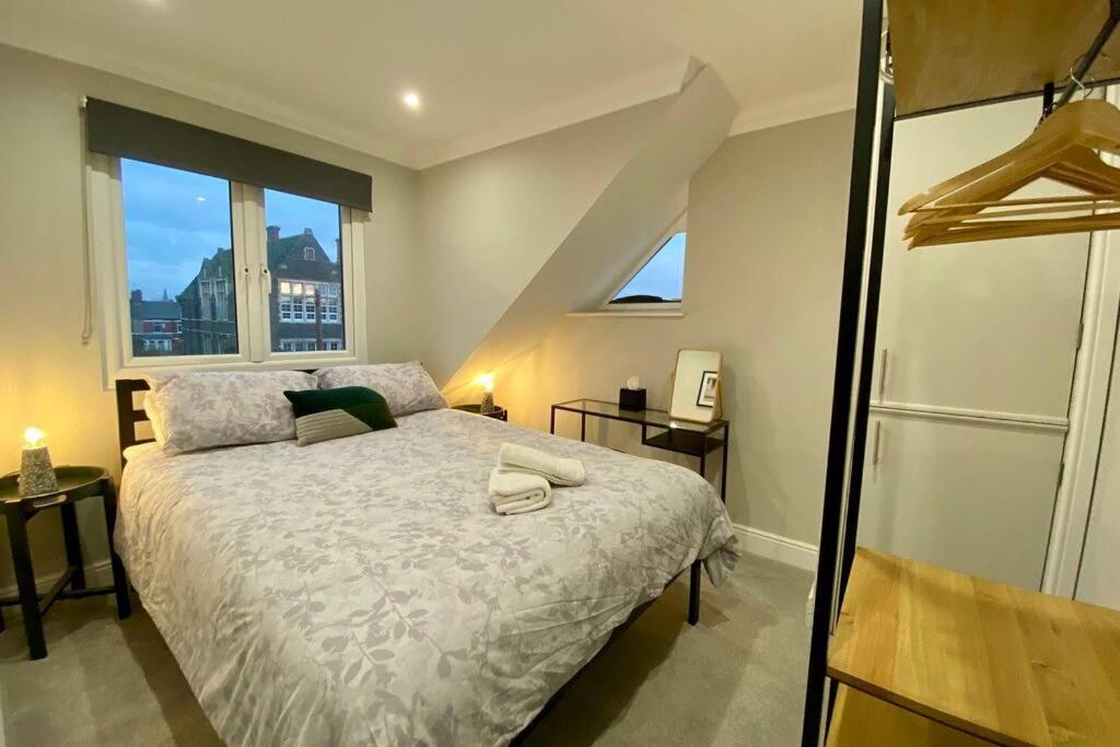 Stylish Two Bedroom Near Victoria Park Cardiff