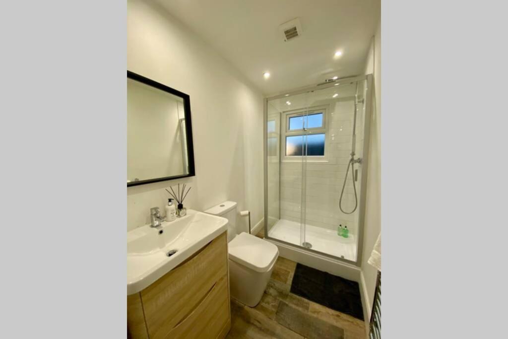 Stylish Two Bedroom Near Victoria Park Apartment