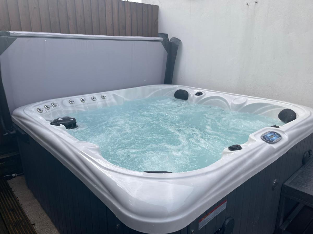 Retreat, 2 Bed House With Cloudstream Hot Tub Cardiff