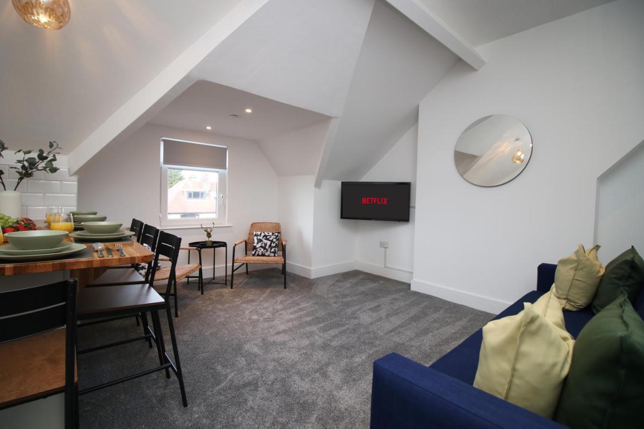 No 49 Apartments, Perfect For Business And Leisure Stays, 10 Min Drive Into Centre, Easy Access To Local Transport, 1br And 2br Available, Free Parking Apartment *