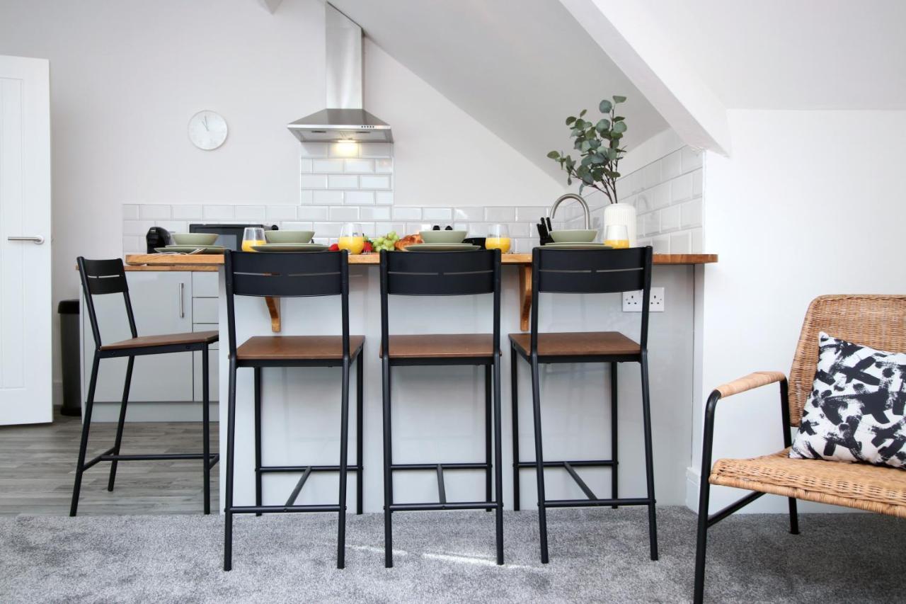 No 49 Apartments, Perfect For Business And Leisure Stays, 10 Min Drive Into Centre, Easy Access To Local Transport, 1br And 2br Available, Free Parking *