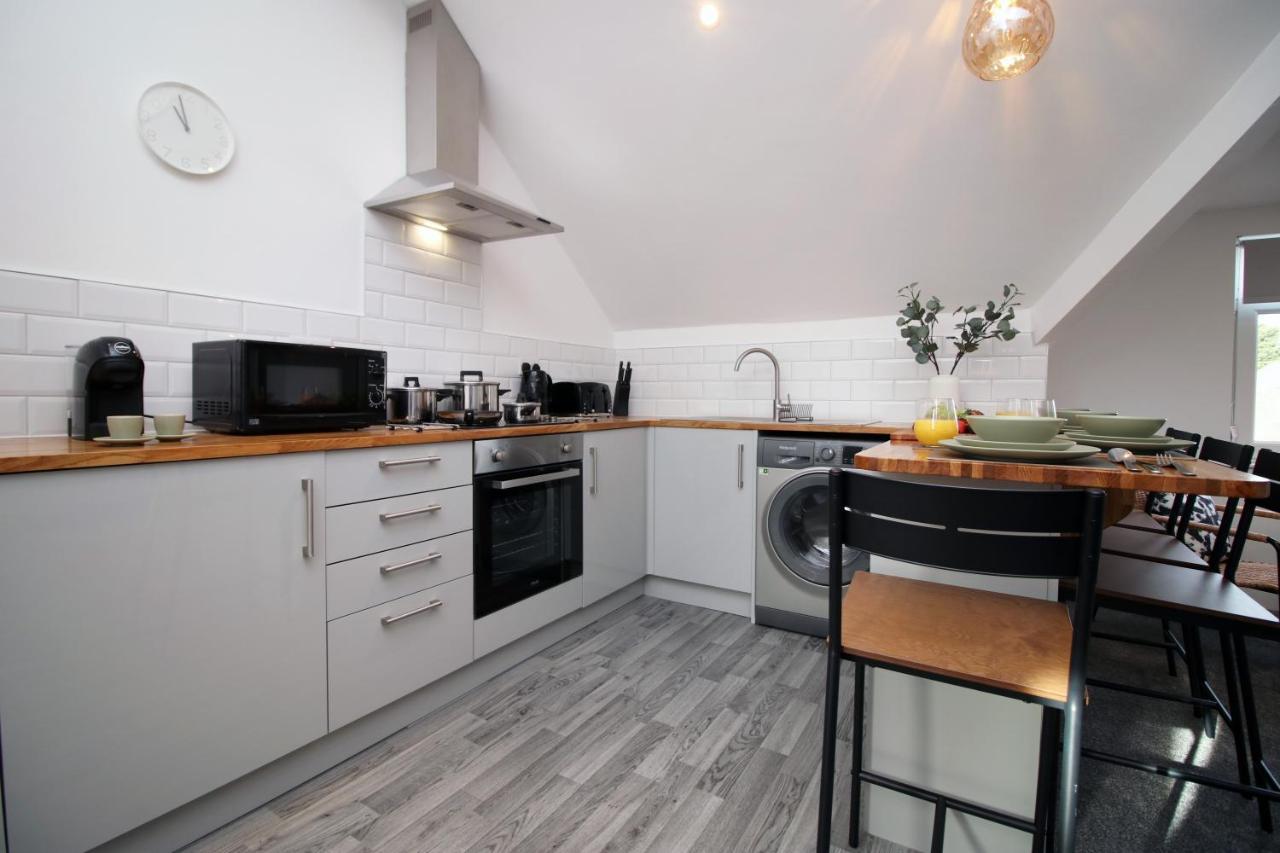 Apartment No 49 Apartments, Perfect For Business And Leisure Stays, 10 Min Drive Into Centre, Easy Access To Local Transport, 1br And 2br Available, Free Parking *