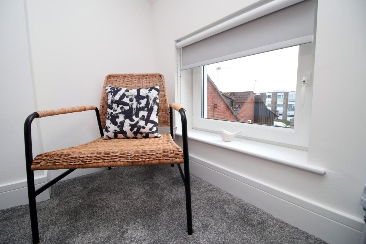 No 49 Apartments, Perfect For Business And Leisure Stays, 10 Min Drive Into Centre, Easy Access To Local Transport, 1br And 2br Available, Free Parking Apartment