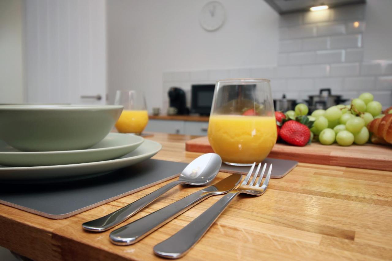 Apartment No 49 Apartments, Perfect For Business And Leisure Stays, 10 Min Drive Into Centre, Easy Access To Local Transport, 1br And 2br Available, Free Parking