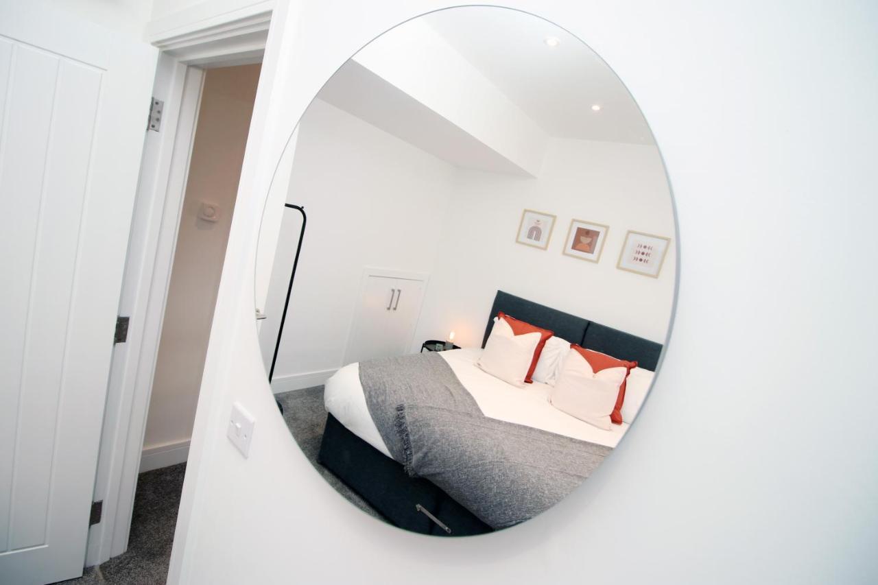 No 49 Apartments, Perfect For Business And Leisure Stays, 10 Min Drive Into Centre, Easy Access To Local Transport, 1br And 2br Available, Free Parking Apartment *