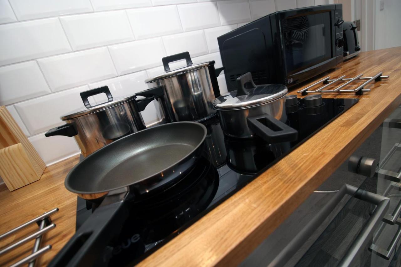 No 49 Apartments, Perfect For Business And Leisure Stays, 10 Min Drive Into Centre, Easy Access To Local Transport, 1br And 2br Available, Free Parking Apartment Cardiff