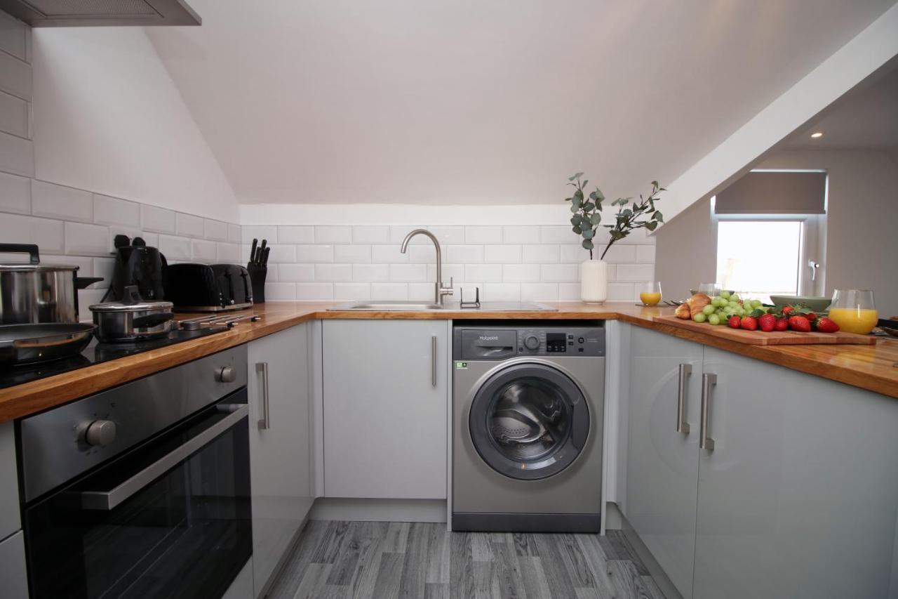 No 49 Apartments, Perfect For Business And Leisure Stays, 10 Min Drive Into Centre, Easy Access To Local Transport, 1br And 2br Available, Free Parking Apartment *