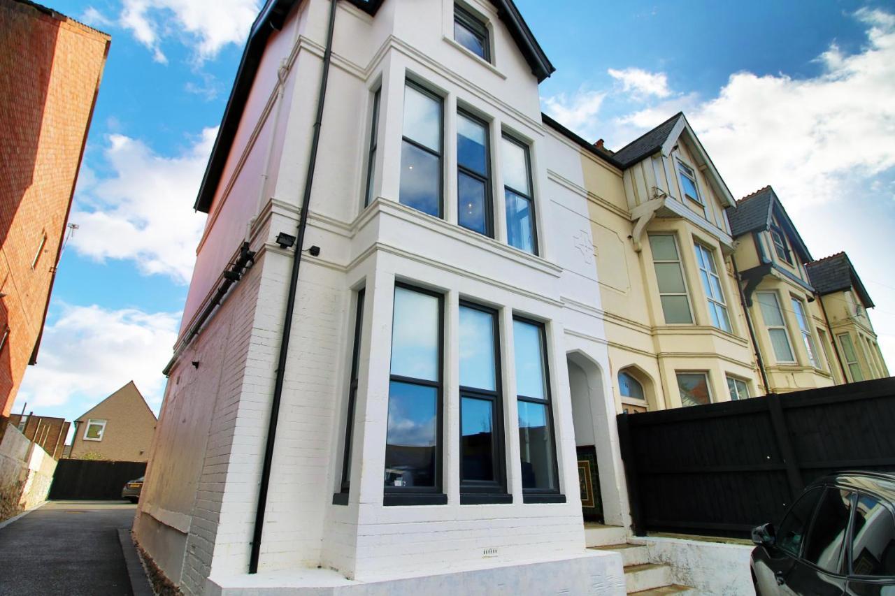 No 49 Apartments, Perfect For Business And Leisure Stays, 10 Min Drive Into Centre, Easy Access To Local Transport, 1br And 2br Available, Free Parking Apartment