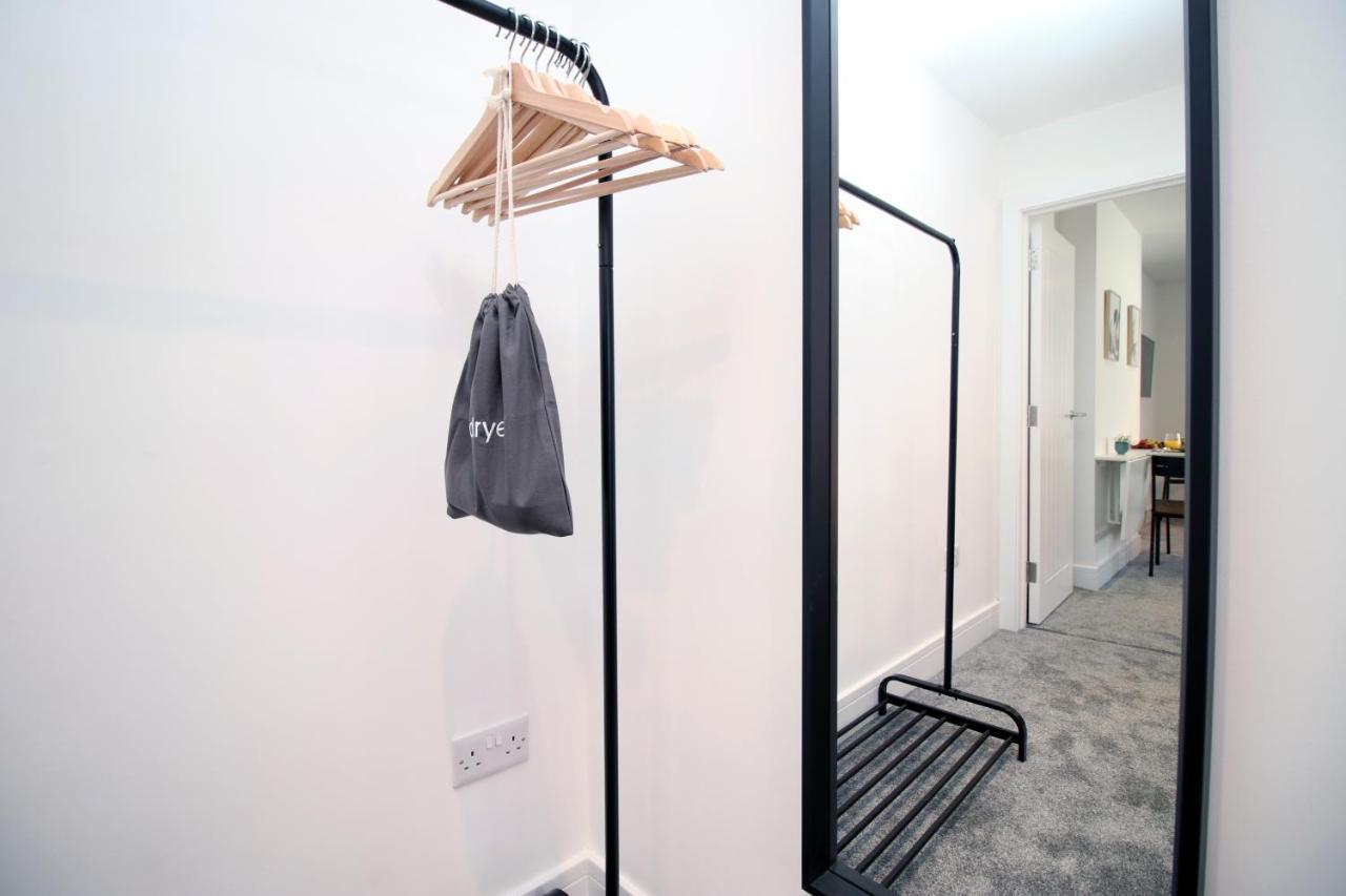 No 49 Apartments, Perfect For Business And Leisure Stays, 10 Min Drive Into Centre, Easy Access To Local Transport, 1br And 2br Available, Free Parking Apartment *