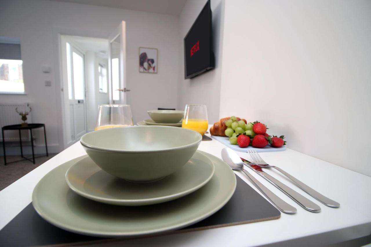 No 49 Apartments, Perfect For Business And Leisure Stays, 10 Min Drive Into Centre, Easy Access To Local Transport, 1br And 2br Available, Free Parking Cardiff