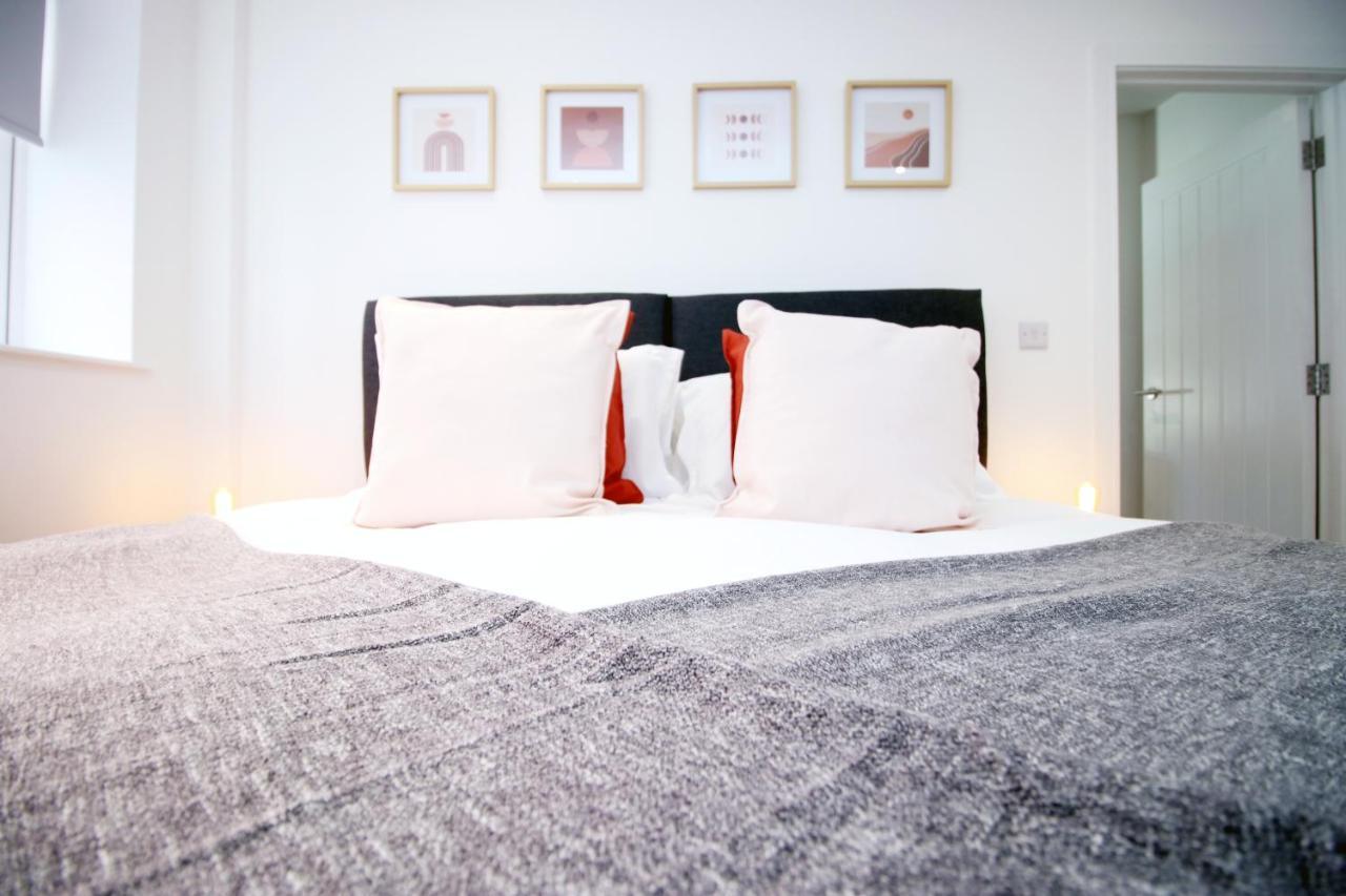 Apartment No 49 Apartments, Perfect For Business And Leisure Stays, 10 Min Drive Into Centre, Easy Access To Local Transport, 1br And 2br Available, Free Parking *