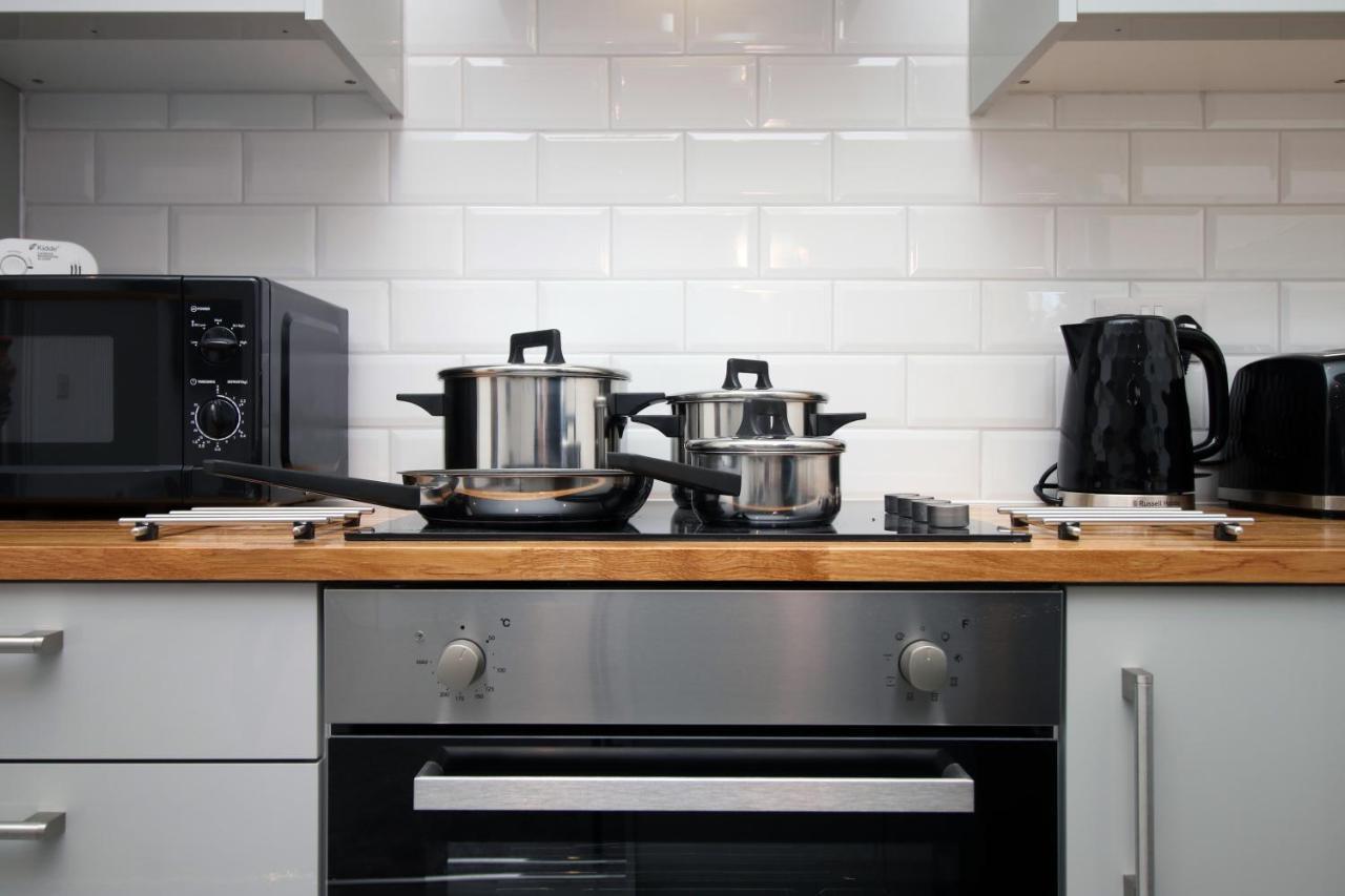 No 49 Apartments, Perfect For Business And Leisure Stays, 10 Min Drive Into Centre, Easy Access To Local Transport, 1br And 2br Available, Free Parking