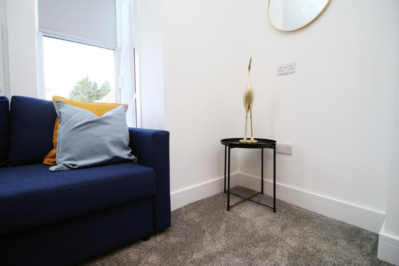 Apartment No 49 Apartments, Perfect For Business And Leisure Stays, 10 Min Drive Into Centre, Easy Access To Local Transport, 1br And 2br Available, Free Parking *