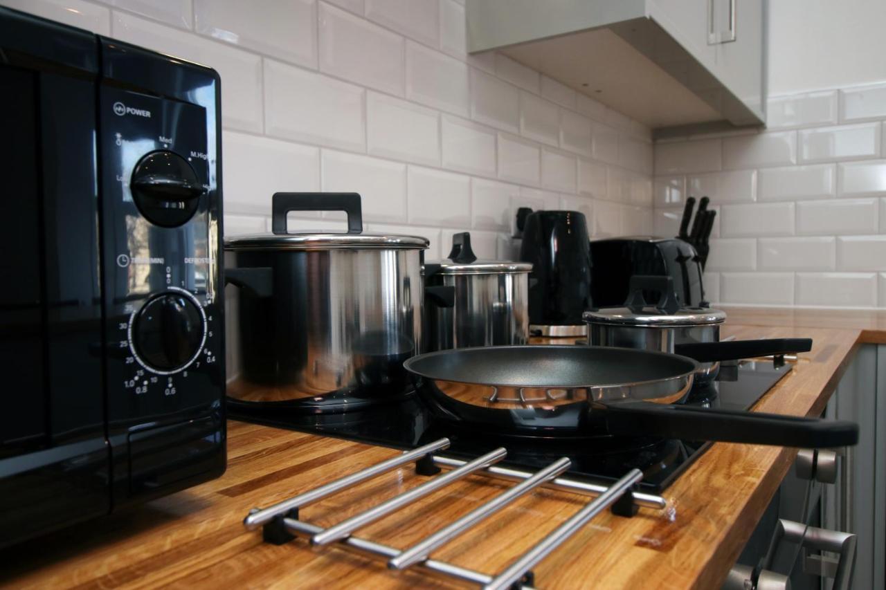No 49 Apartments, Perfect For Business And Leisure Stays, 10 Min Drive Into Centre, Easy Access To Local Transport, 1br And 2br Available, Free Parking * Cardiff