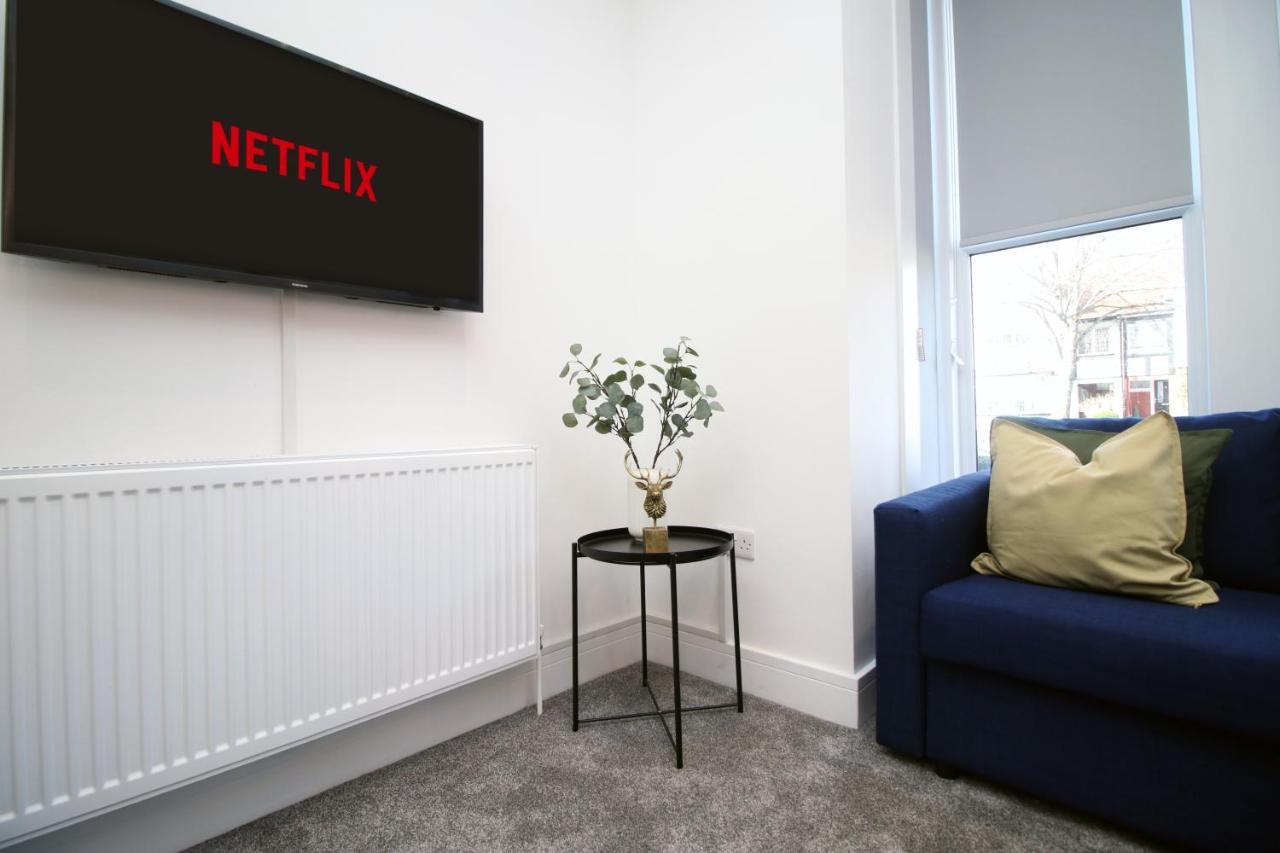 No 49 Apartments, Perfect For Business And Leisure Stays, 10 Min Drive Into Centre, Easy Access To Local Transport, 1br And 2br Available, Free Parking Apartment