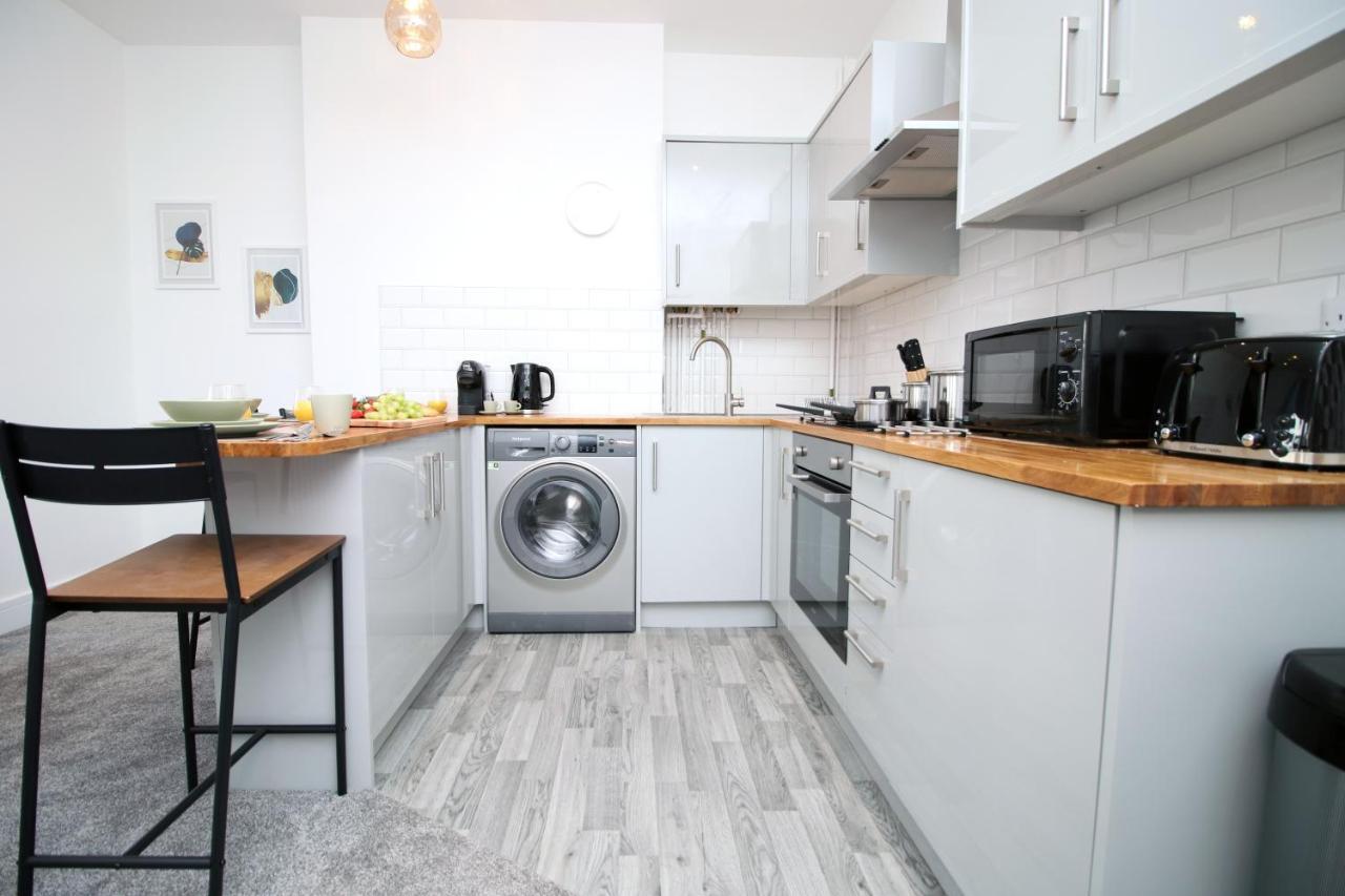 No 49 Apartments, Perfect For Business And Leisure Stays, 10 Min Drive Into Centre, Easy Access To Local Transport, 1br And 2br Available, Free Parking *