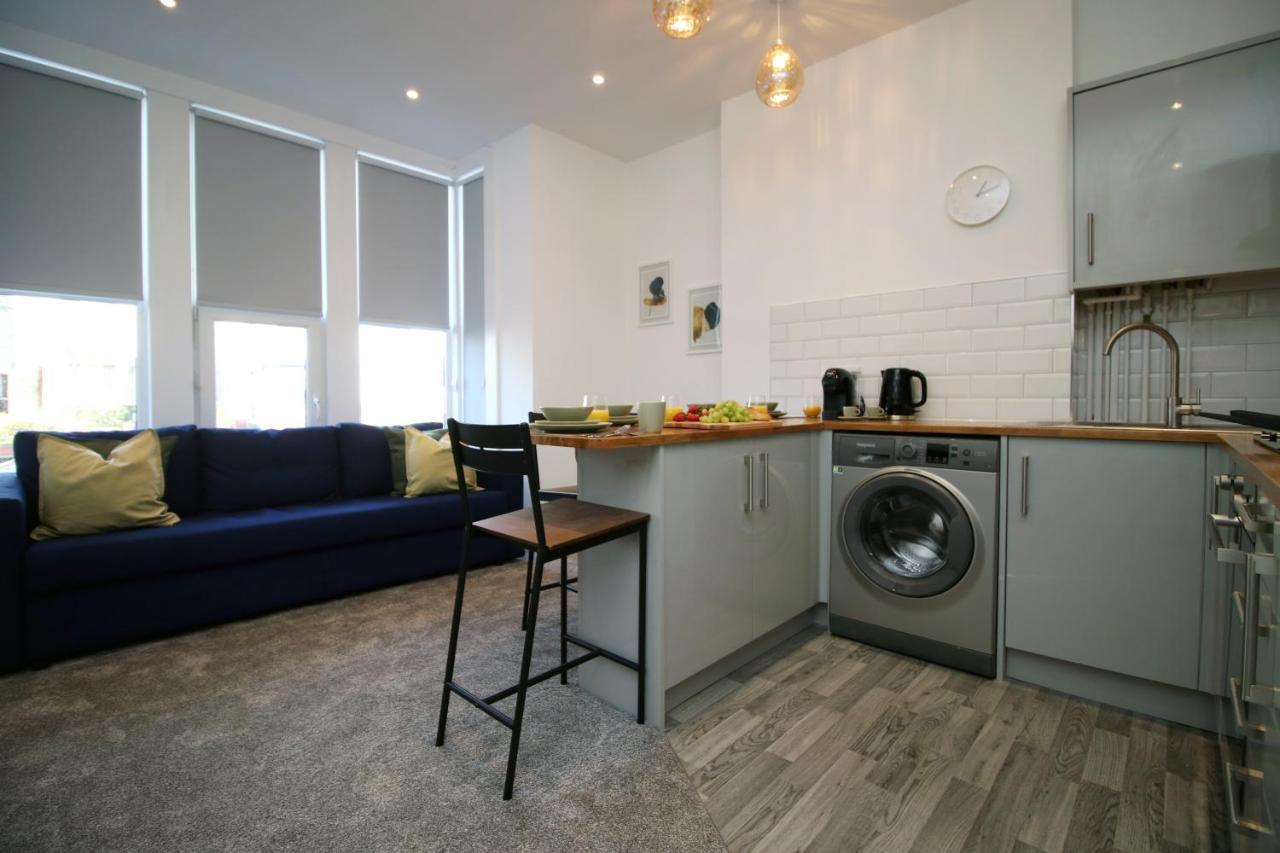 No 49 Apartments, Perfect For Business And Leisure Stays, 10 Min Drive Into Centre, Easy Access To Local Transport, 1br And 2br Available, Free Parking Apartment *