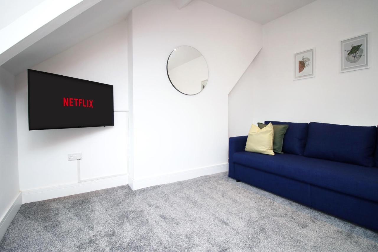 No 49 Apartments, Perfect For Business And Leisure Stays, 10 Min Drive Into Centre, Easy Access To Local Transport, 1br And 2br Available, Free Parking Apartment